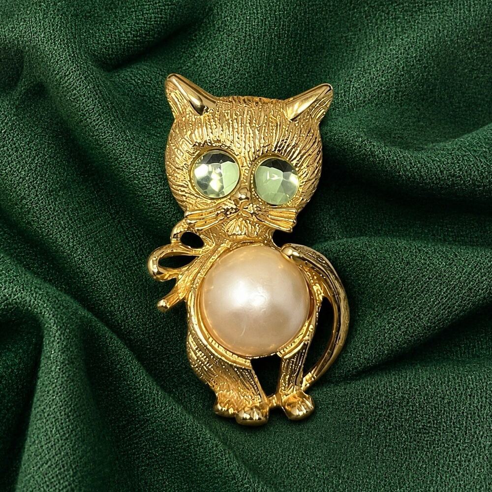 Sarah Coventry Jelly Belly Cat Brooch Green Eyes Faux Pearl Signed Vintage